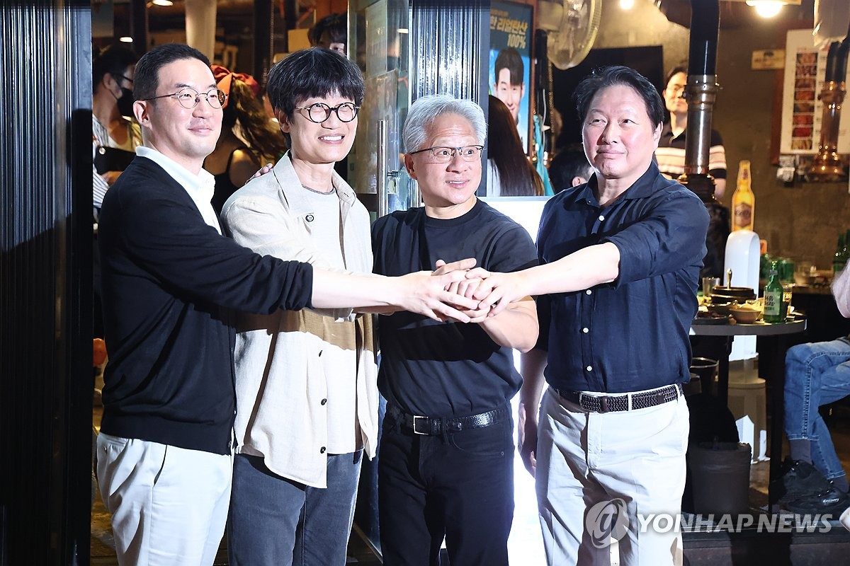 네이버 이해진의 얼굴결제 시연, 엔비디아 젠슨 황 앞 AI 동맹 신호탄