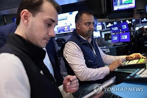 美 금리인상 기대 강화에 주식·채권·금 동반 급락…달러 강세 진단