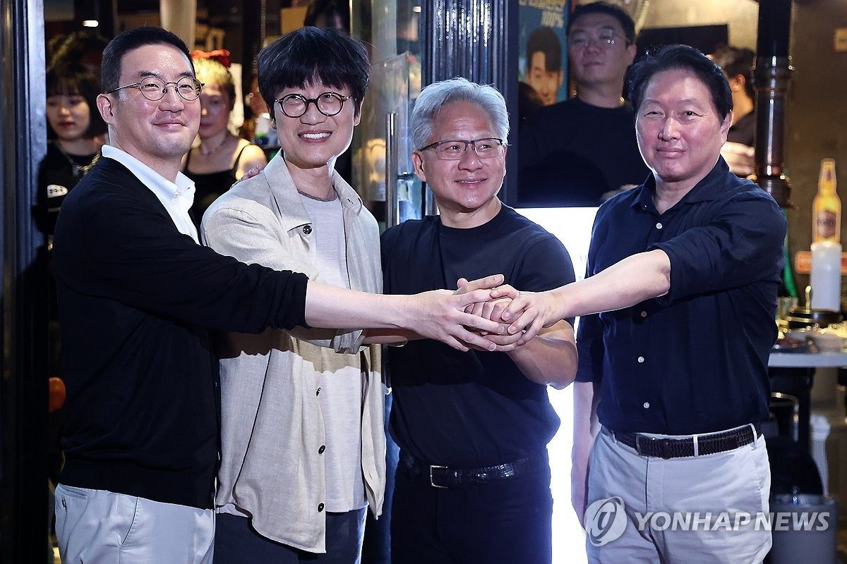 젠슨 황과 韓 총수 홍대 회동, 엔비디아 AI 동맹과 HBM 수혜주 점검