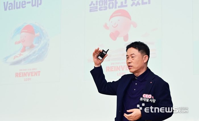 LG전자, 中 생태계 활용 로봇청소기 2년만 신제품…프리미엄·보급형 동시 공략