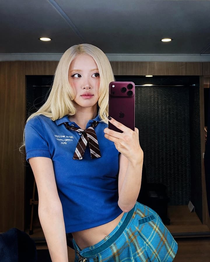 로제가 버건디 아이폰 18 프로를 들고 찍은 인증샷